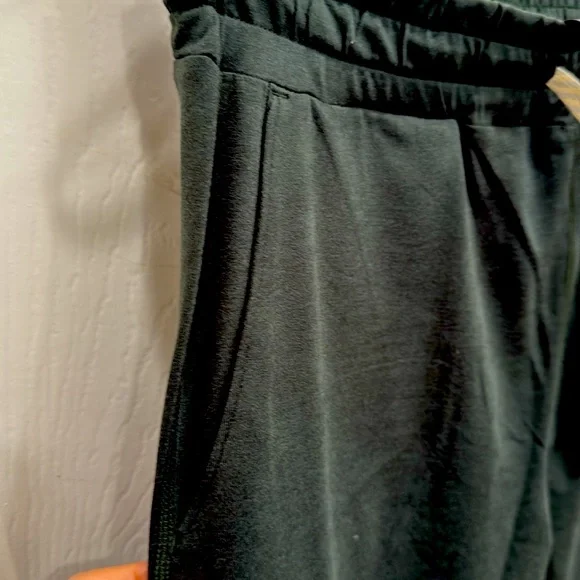 NWT. Vuori women’s joggers. Xs. Aspen Heather color (hunter green) - Picture 4 of 6